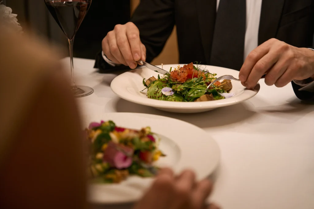 couple-having-dinner-in-a-cozy-restaurant-2026-01-09-00-09-10-utc.webp